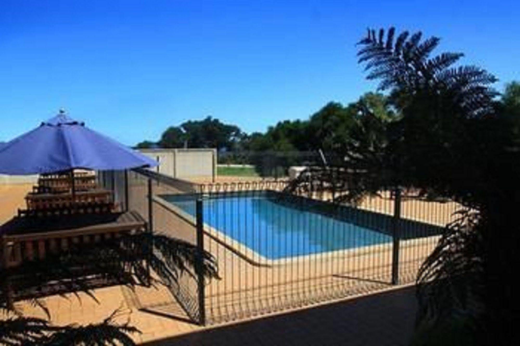 Metung Waters Motel And Apartments Bagian luar foto